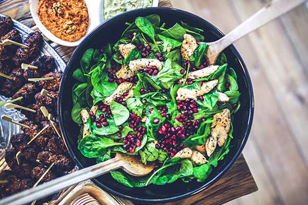 Salad thịt ức gà và rau bina luôn là sự lựa chọn hoàn hảo cho thực đơn của chế độ ăn Keto